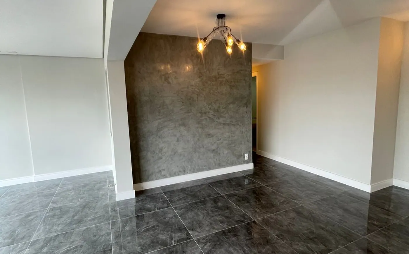 Sala de apartamento entregue, com marmorato e porcelanato de grande formato